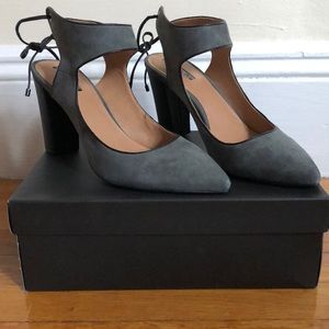 Tahari - NEW NEVER WORN - Altar Slate (Gray)/Black Suede Block Heels - Size 10
